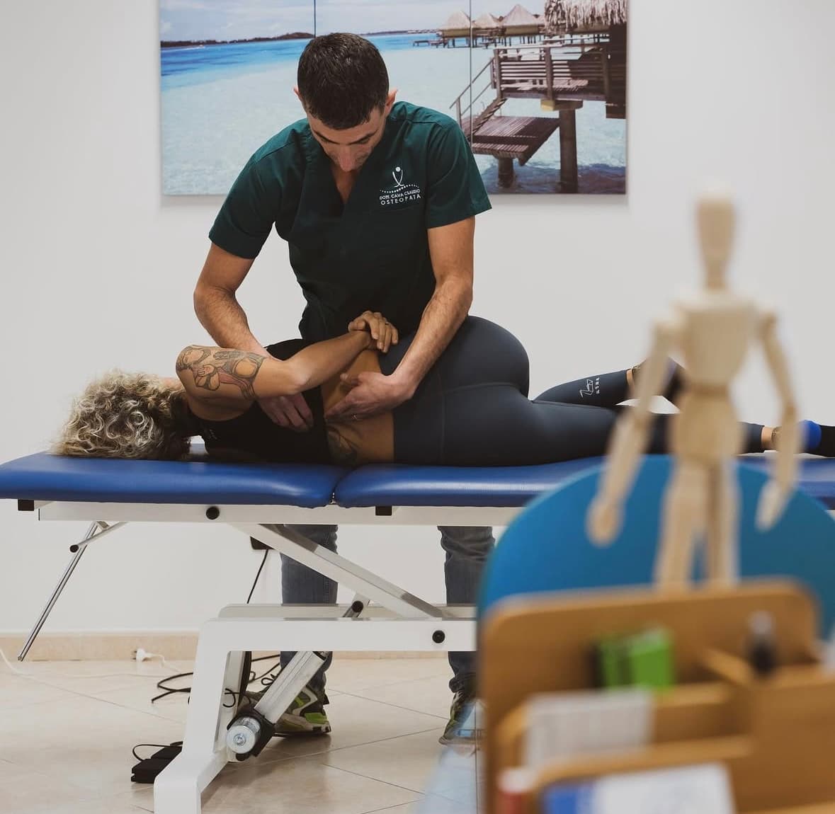 Claudio Cava durante un trattamento osteopatico